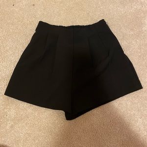PLEATED HIGHWAISTED BLACK SHORTS